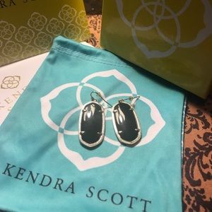LIKE NEW KENDRA SCOTT DANIELLE EARRINGS!